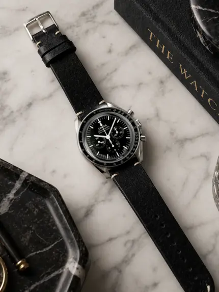 Vintage Lederarmband Schwarz von vild Hamburg, an einer Omega Speedmaster Moonwatch montiert und dekorativ von oben gezeigt