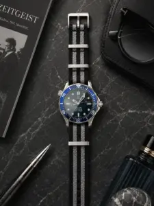 Bond NATO Strap schwarz grau gestreift von vild Hamburg an einer Omega Seamaster Professional 300M Ref. 2531.80.00, dekorativ von oben fotografiert