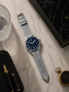 Vintage Wildlederarmband Grau von vild Hamburg, an einer IWC Big Pilot’s Watch montiert und von oben mit passender Dekoration fotografiert