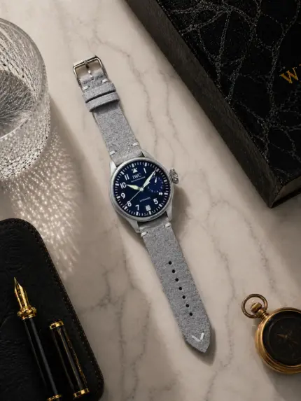 Vintage Wildlederarmband Grau von vild Hamburg, an einer IWC Big Pilot’s Watch montiert und von oben mit passender Dekoration fotografiert