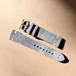 wildleder uhrarmband vintage grau im Sonnenlicht auf farblichem Hintergrund von vild Hamburg