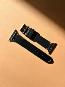 apple watch lederarmband vintage schwarz im Sonnenlicht auf farblichem Hintergrund von vild Hamburg