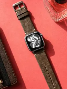 Apple Watch vintage leather strap in espresso brown by vild Hamburg, mounted on the watch with matching decoration from above.