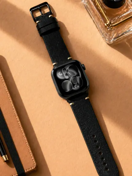 Apple Watch Vintage Lederarmband schwarz von vild Hamburg, montiert an der Uhr mit passender Dekoration von oben