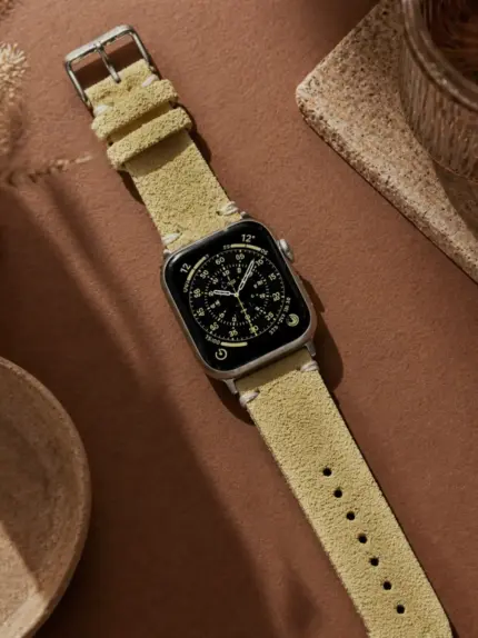 Apple Watch Vintage Wildleder Armband beige von vild Hamburg, an der Uhr montiert und von oben dekorativ fotografiert