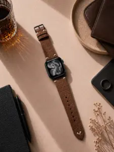 Apple Watch Vintage Wildleder Armband braun von vild Hamburg, montiert an der Uhr mit passender Dekoration in der Draufsicht