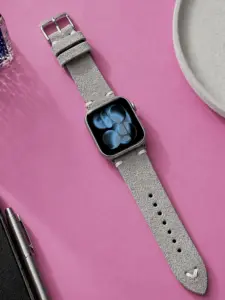 Apple Watch Vintage Wildleder Armband grau von vild Hamburg, an der Uhr montiert und von oben mit Dekoration gezeigt