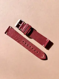 leder uhrarmband vintage cognac im Sonnenlicht auf farblichem Hintergrund von vild Hamburg