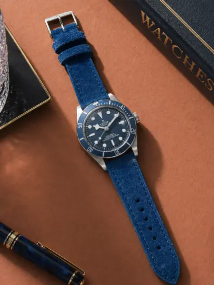 Wildlederarmband Blau von vild Hamburg, an einer Tudor Black Bay Fifty-Eight montiert und von oben mit Dekoration gezeigt