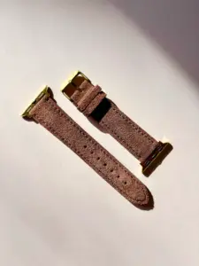 apple watch wildleder armband dunkelbraun im Sonnenlicht auf farblichem Hintergrund von vild Hamburg