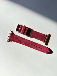 apple watch wildleder armband dunkelrot im Sonnenlicht auf farblichem Hintergrund von vild Hamburg