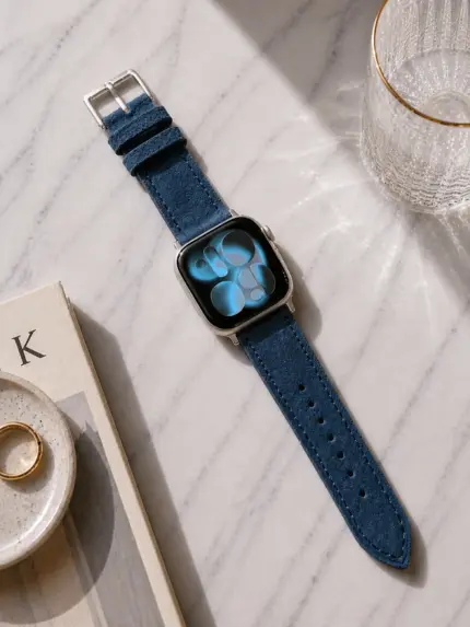 Apple Watch Wildleder Armband dunkelblau von vild Hamburg, montiert an der Uhr in dekorierter Ansicht von oben