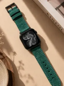 Apple Watch Wildleder Armband kräftig grün von vild Hamburg, an der Uhr montiert und von oben dekorativ fotografiert