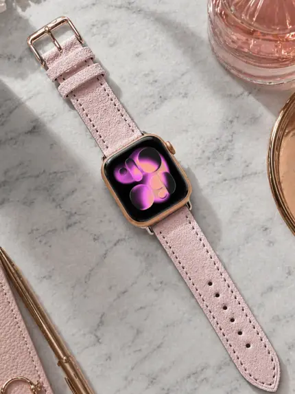 Apple Watch Wildleder Armband rosa von vild Hamburg, montiert an der Uhr und von oben mit passender Dekoration fotografiert
