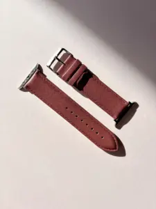 apple watch lederarmband rotbraun im Sonnenlicht auf farblichem Hintergrund von vild Hamburg