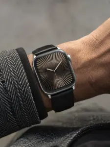 Handgelenk von einem Mann mit silberner Apple Watch und schwarzem Lederarmband von vild.
