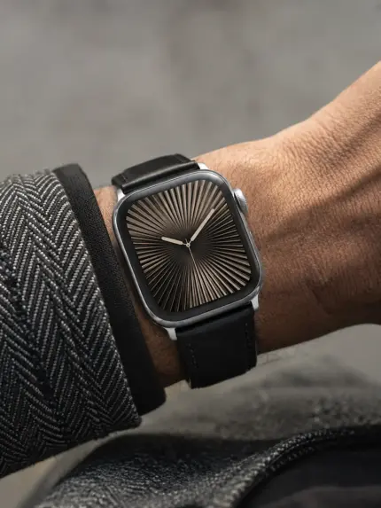 Handgelenk von einem Mann mit silberner Apple Watch und schwarzem Lederarmband von vild.