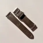 leder uhrarmband vintage espresso im Sonnenlicht auf farblichem Hintergrund von vild Hamburg