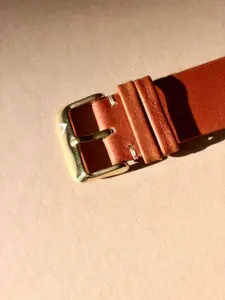 leder uhrarmband vintage rotbraun Edelstahl Dornschließe im Sonnenlicht von vild Hamburg