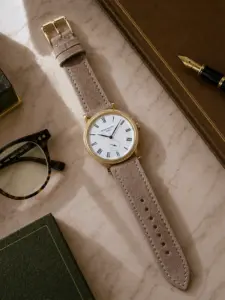 Wildlederarmband Grau Beige von vild Hamburg, an einer Patek Philippe Calatrava montiert und dekorativ von oben gezeigt