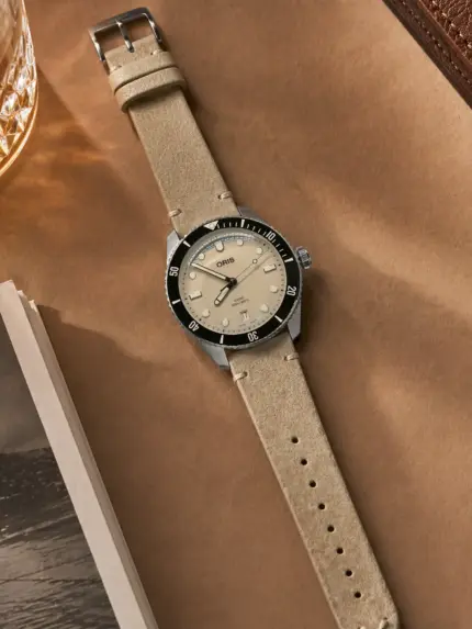 Vintage grey-brown leather strap from vild Hamburg, mounted on an Oris Divers Sixty-Five and photographed decoratively from above.