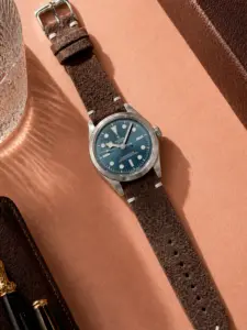 Vintage Wildlederarmband Dunkelbraun von vild Hamburg, an einer Tudor Black Bay 39 montiert und von oben mit Dekoration fotografiert