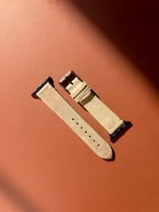 apple watch lederarmband vintage braun grau im Sonnenlicht auf farblichem Hintergrund von vild Hamburg