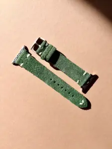 apple watch wildleder armband vintage gruen im Sonnenlicht auf farblichem Hintergrund von vild Hamburg