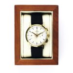 <b>WALNUSS | SAND</b> <br><small>Uhrenhalter Holz beige | 1 Uhr</small>