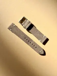 wildleder uhrarmband vintage grau braun im Sonnenlicht auf farblichem Hintergrund von vild Hamburg