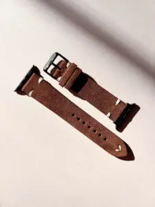 apple watch wildleder armband vintage braun im Sonnenlicht auf farblichem Hintergrund von vild Hamburg