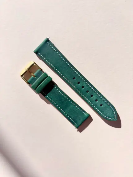 leder uhrarmband gruen kontrast garn im Sonnenlicht auf farblichem Hintergrund von vild Hamburg