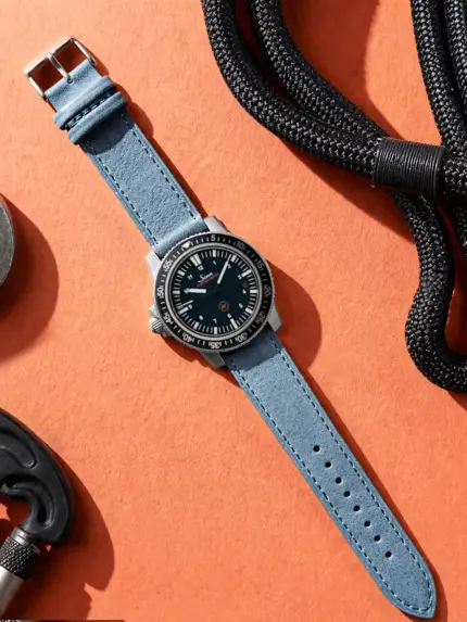 Lederarmband Atlantik von vild Hamburg, an einer Sinn EZM 3 montiert und von oben mit passender Dekoration gezeigt