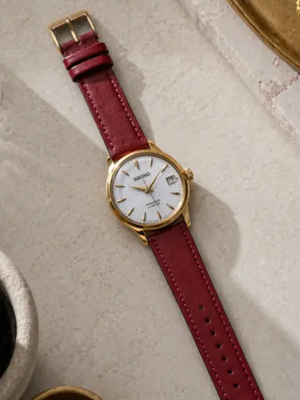 Lederarmband Dunkelrot von vild Hamburg, an einer Seiko Presage Cocktail Time montiert und von oben dekorativ fotografiert