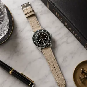 Wildlederarmband Sand von vild Hamburg, an einer Tudor Black Bay 54 montiert und von oben dekorativ fotografiert