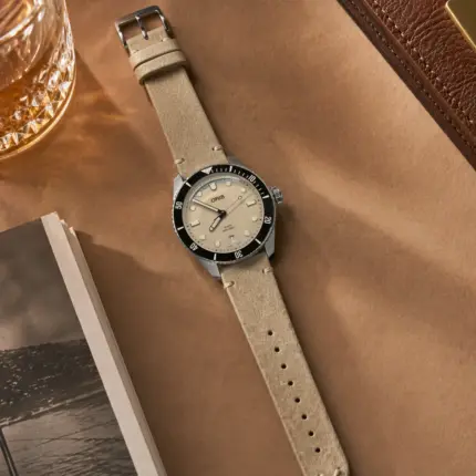 Vintage grey-brown leather strap from vild Hamburg, mounted on an Oris Divers Sixty-Five and photographed decoratively from above.