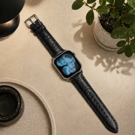 Apple Watch Kroko Lederarmband schwarz von vild Hamburg, an der Uhr montiert und von oben auf dekoriertem Motivset fotografiert