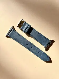 apple watch lederarmband atlantik im Sonnenlicht auf farblichem Hintergrund von vild Hamburg