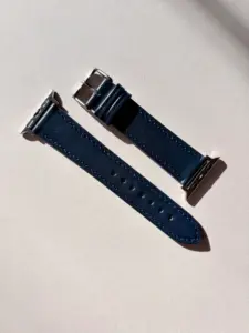 apple watch lederarmband dunkelblau im Sonnenlicht auf farblichem Hintergrund von vild Hamburg