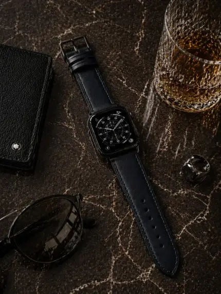 Apple Watch Lederarmband dunkelblau von vild Hamburg, an der Uhr montiert und von oben mit Steintisch-Dekoration gezeigt