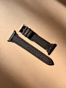 apple watch lederarmband dunkelbraun im Sonnenlicht auf farblichem Hintergrund von vild Hamburg