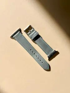 apple watch lederarmband grau blau im Sonnenlicht auf farblichem Hintergrund von vild Hamburg