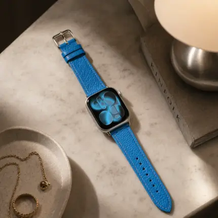 Apple Watch Lederarmband hellblau von vild Hamburg, montiert an der Uhr und von oben auf Marmortisch gezeigt