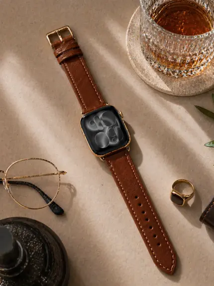 Apple Watch Lederarmband khaki braun von vild Hamburg, montiert an der Uhr mit passender Dekoration von oben