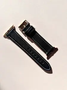apple watch lederarmband schwarz kontrast garn im Sonnenlicht auf farblichem Hintergrund von vild Hamburg