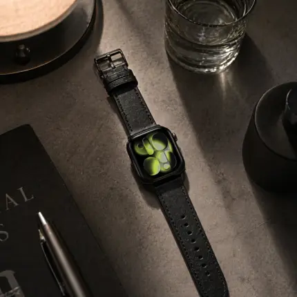 Apple Watch Lederarmband schwarz von vild Hamburg, an der Uhr montiert und von oben mit passender Dekoration fotografiert