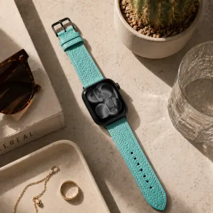 Apple Watch Lederarmband türkis von vild Hamburg, an der Uhr montiert und von oben auf Steintisch fotografiert