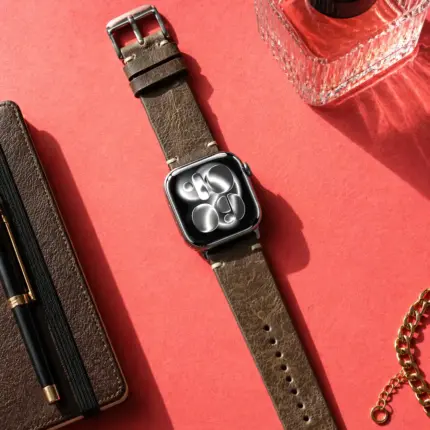 Apple Watch vintage leather strap in espresso brown by vild Hamburg, mounted on the watch with matching decoration from above.
