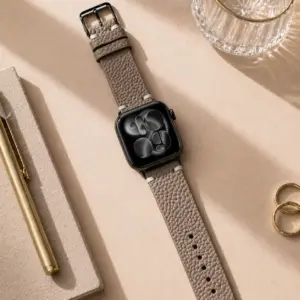 Apple Watch Vintage Lederarmband grau beige von vild Hamburg, an der Uhr montiert und von oben mit Dekoration gezeigt
