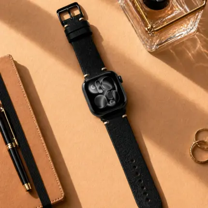 Apple Watch vintage black leather strap from vild Hamburg, mounted on the watch with matching decoration from above.